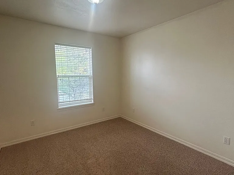 465 Taft — Photo 30