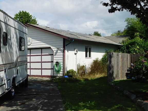 2nd image of 925 Vera Ct