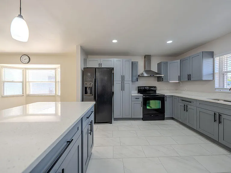 651 SE Degan Dr — Photo 11