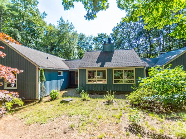 43 Hitching Post Ln, Bedford, NH 03110