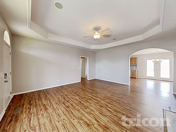 5th image of 901 Highland Dr