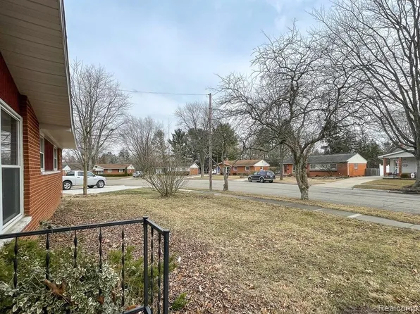 369 Hollywood Dr, Saline, MI 48176