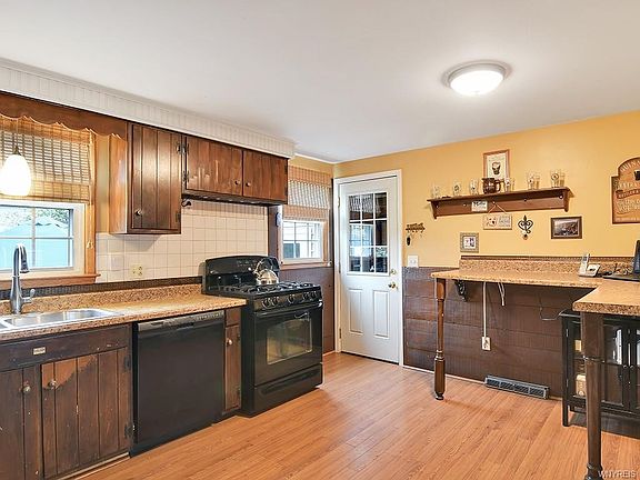 3rd image of 51 Eileen Ct
