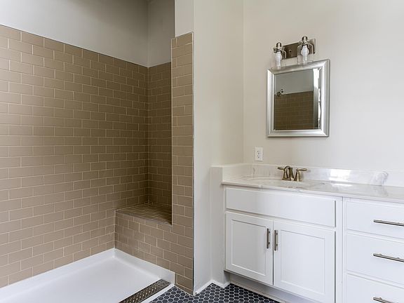 2nd image of 5425 Germantown Ave #200