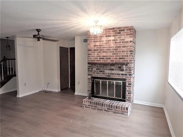 4 bed, 2.0 bath, 2100 sqft, $2,195 — Photo 3