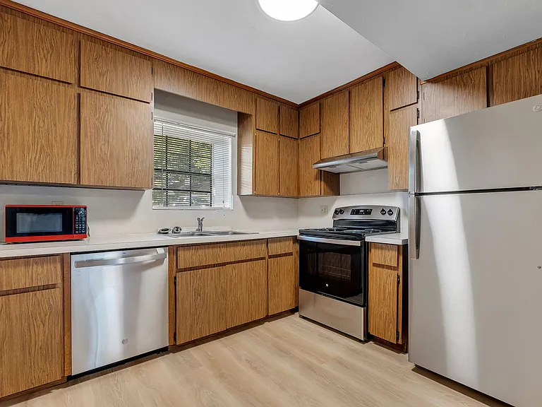 2340 Claremont Ln #B — Photo 3