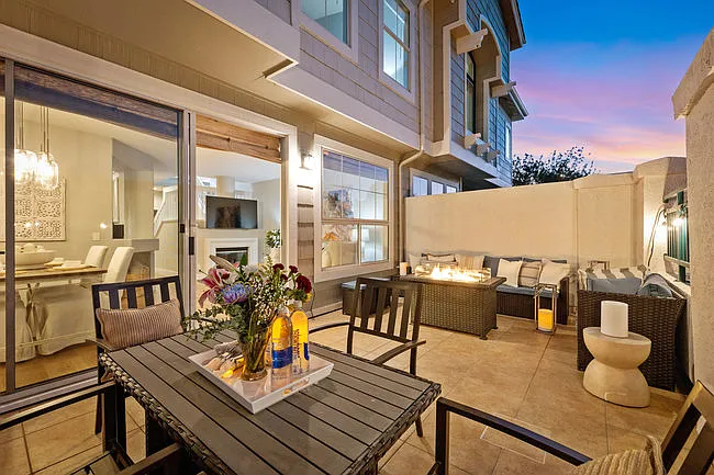 2 bed, 2.5 bath, 1425 sqft, $5,500 — Photo 3