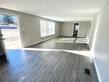 4 bed, 1.0 bath, 1734 sqft, $1,697 — Photo 2