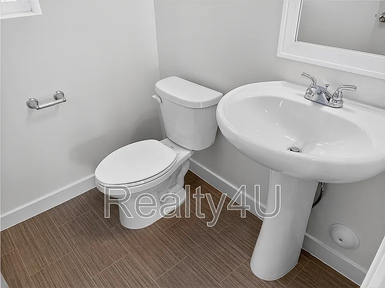 138 E Crown Point Dr — Photo 7