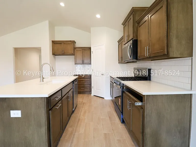 4500 W Winston St — Photo 17