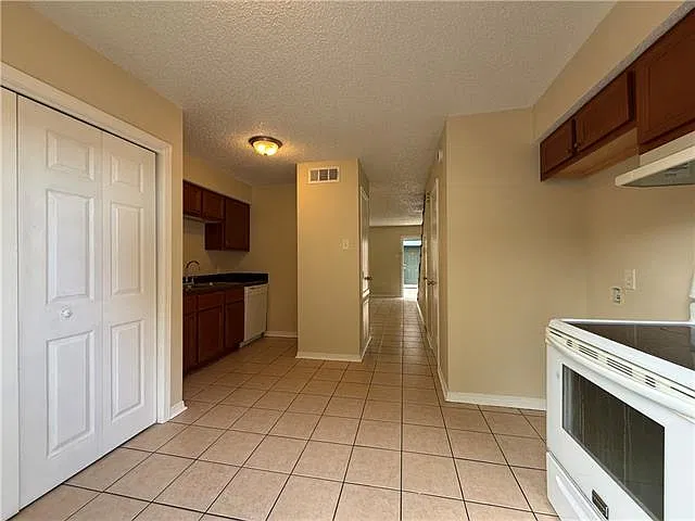 2 bed, 1.5 bath, 1000 sqft, $1,100 — Photo 4