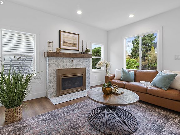 3rd image of 215 W 36th St