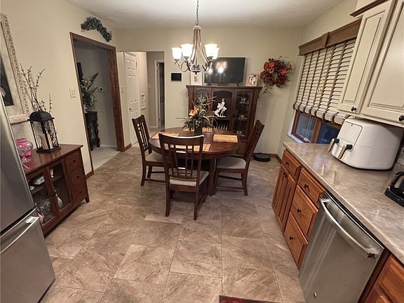 4th image of 321 Crest Ave