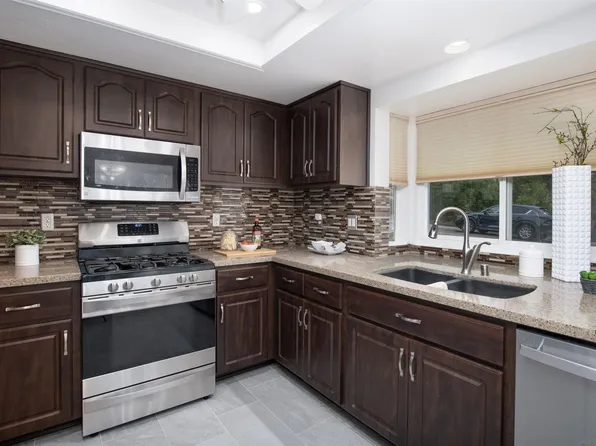 1174 Brewley Ln, Vista, CA 92081
