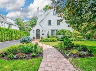 17 Stuart St, Great Neck, NY 11023