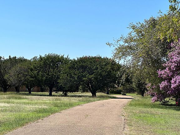 Private Drive leading to the home.