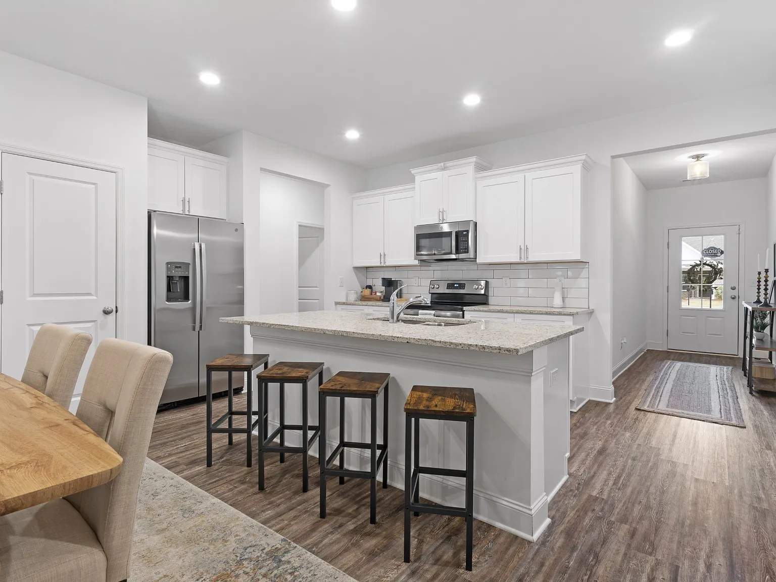 2 bed, 2.0 bath, 1420 sqft, $1,795 — Photo 2