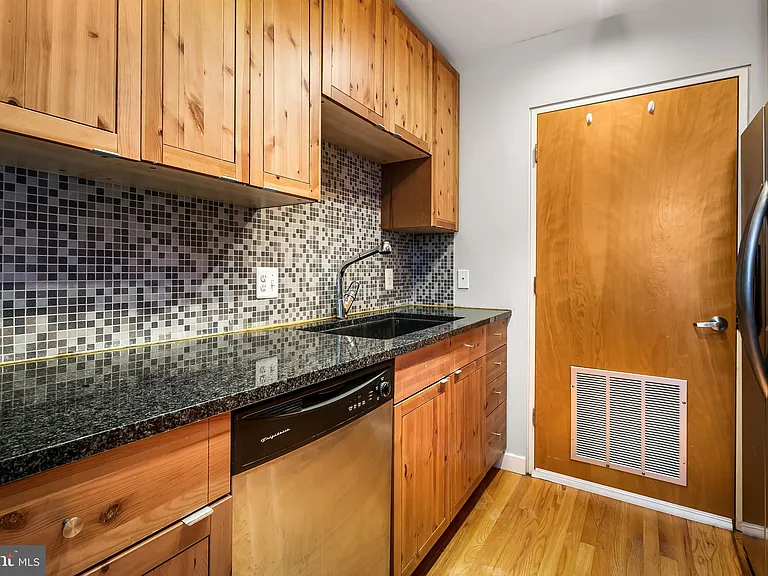 18 E Madison St #4 — Photo 19