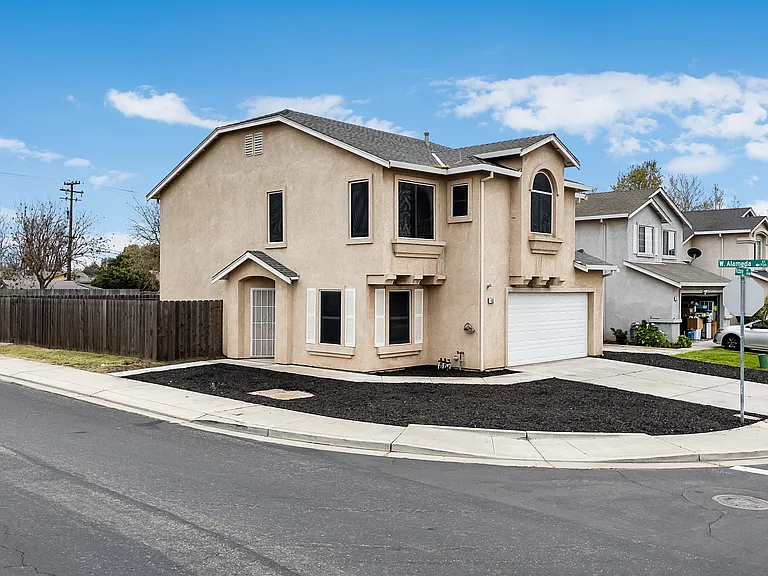 490 Victory Ave — Photo 3