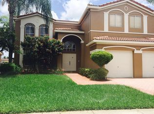 1674 E Harmony Lake Cir, Davie, FL 33324