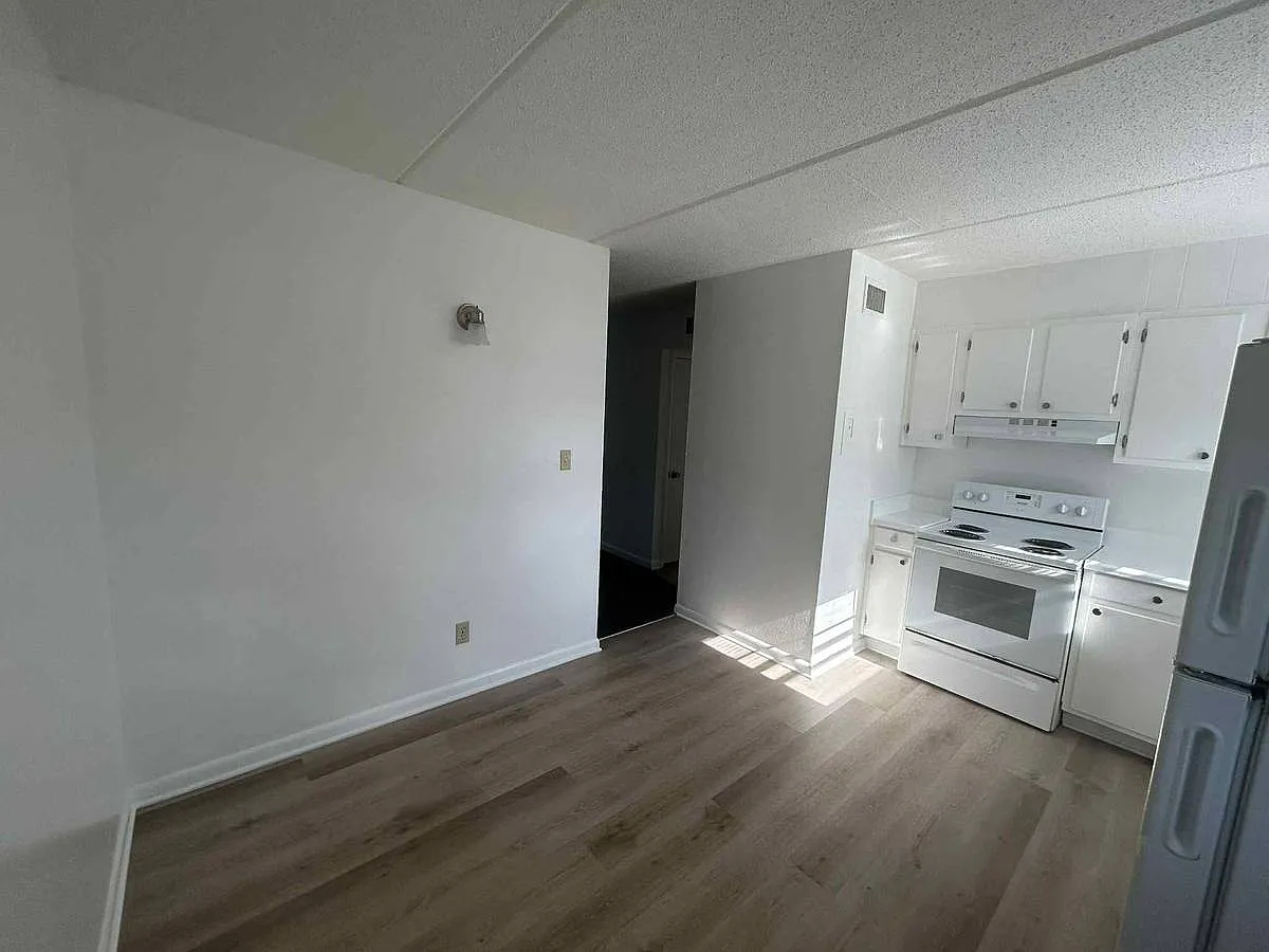 Pine Ridge Apartments at Shalimar — Photo 2