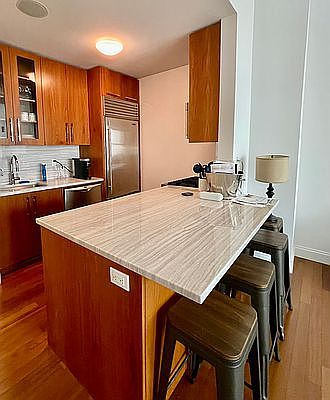 4th image of 88 Greenwich St APT 910