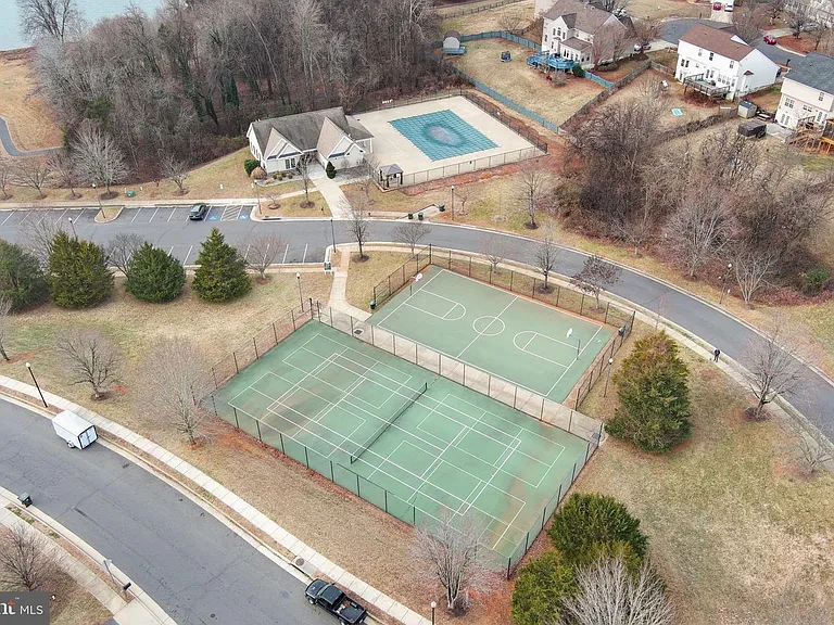 987 Longview Ln — Photo 11