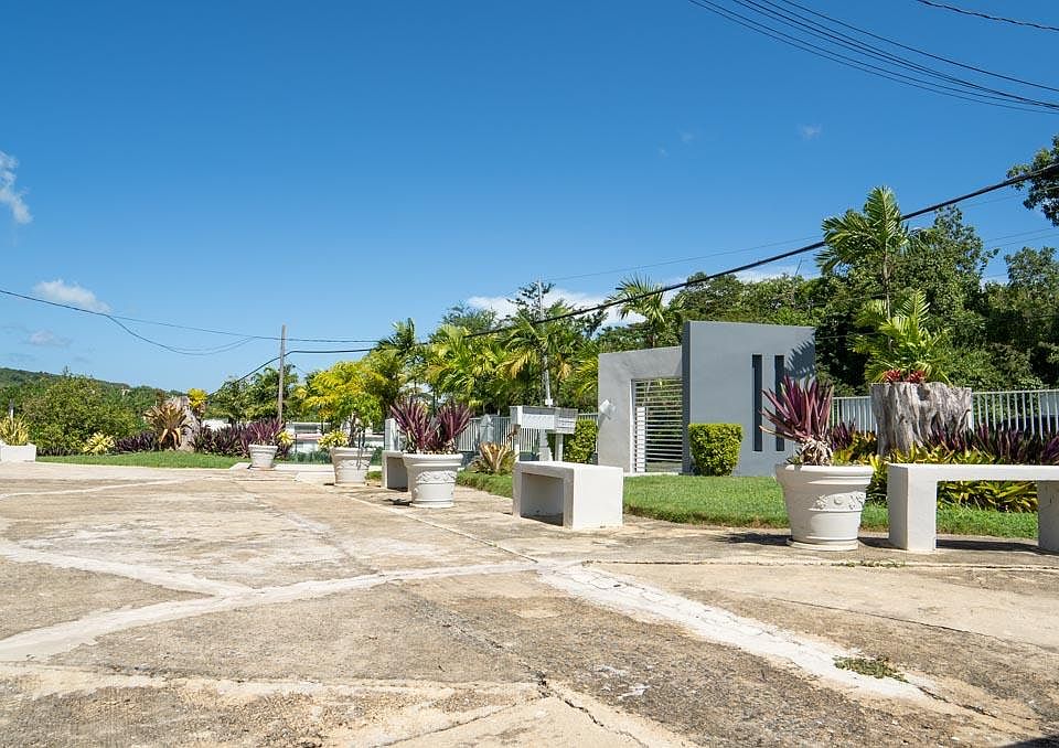 2nd image of 328 Calle Matadero