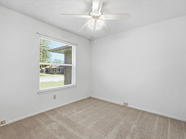559 Lee Dr — Photo 13