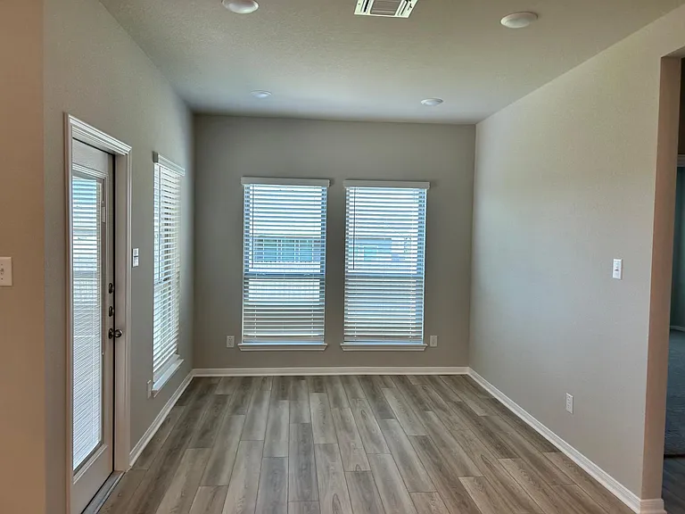 10211 Six Shooter Ln — Photo 7