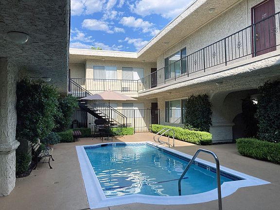 3rd image of 13930 Burbank Blvd APT 214