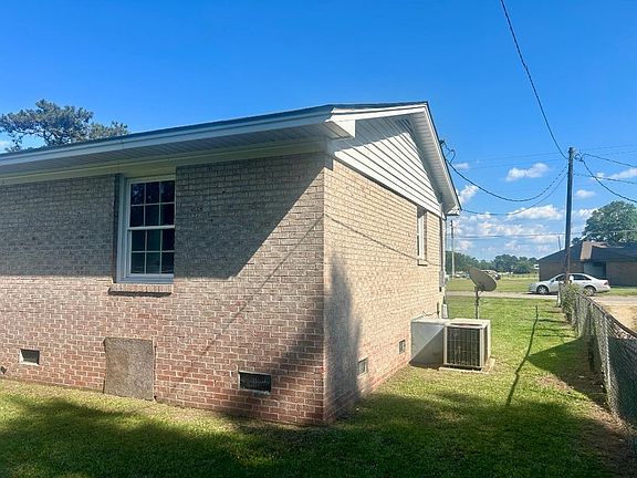 4th image of 213 E Pickens St.