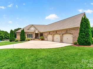 2330 Shiny Leaf Dr, Denver, NC 28037