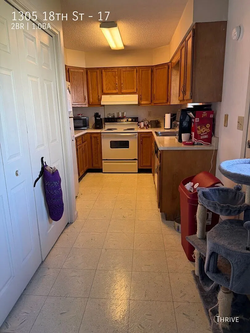 2 Bedroom Home Near EIU Campus Convenient Charleston Location! — Photo 4