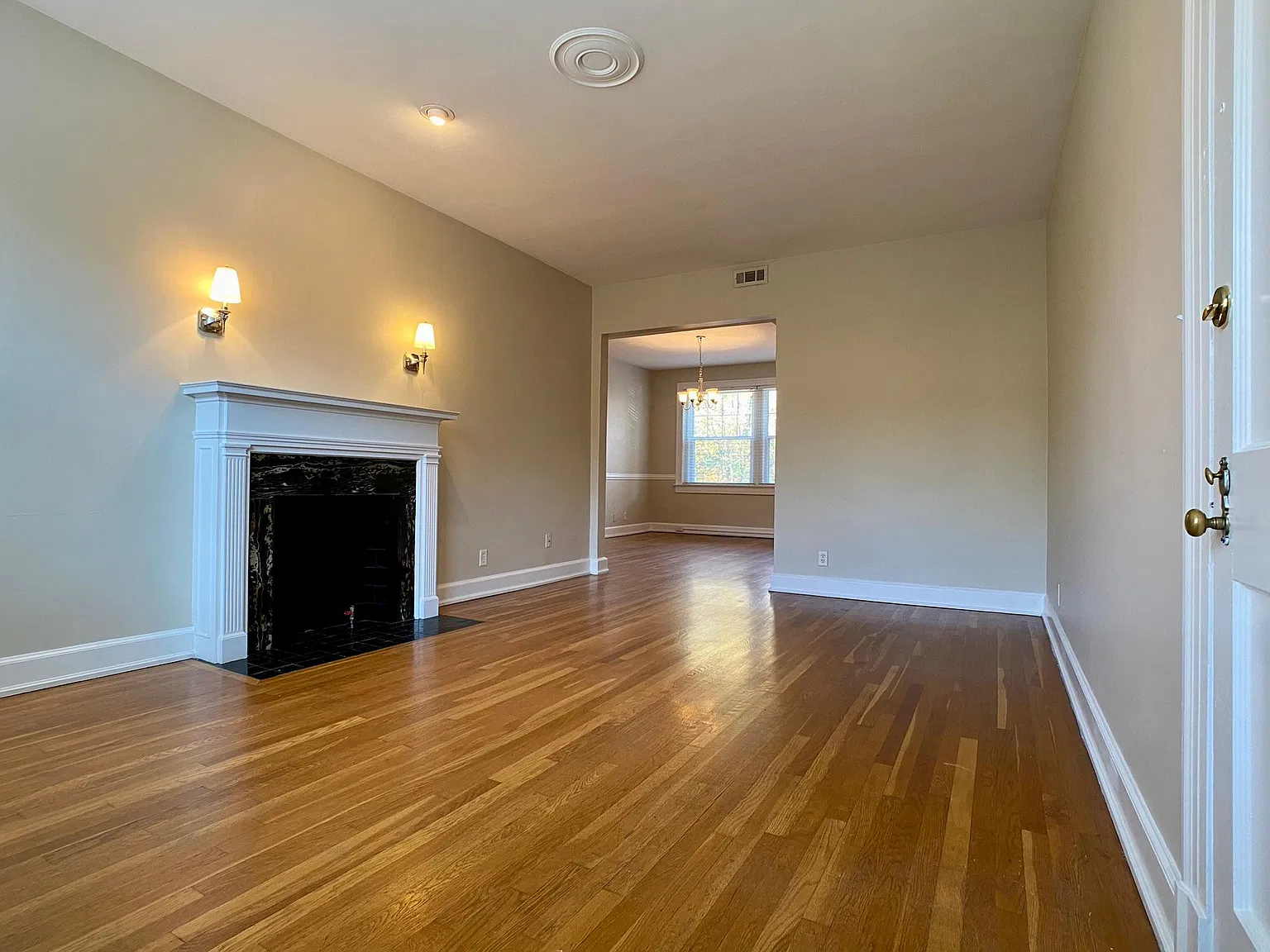 2 bed, 1000 sqft, $1,370 — Photo 2