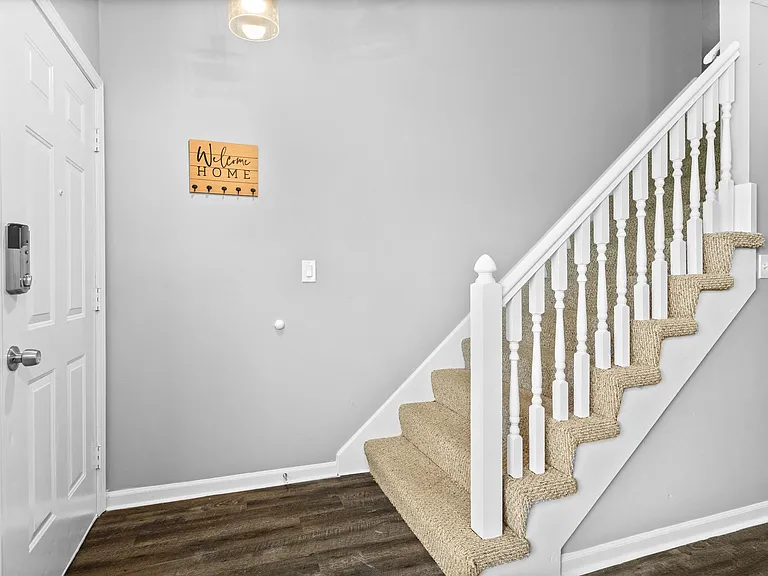 910 E Summit St — Photo 14