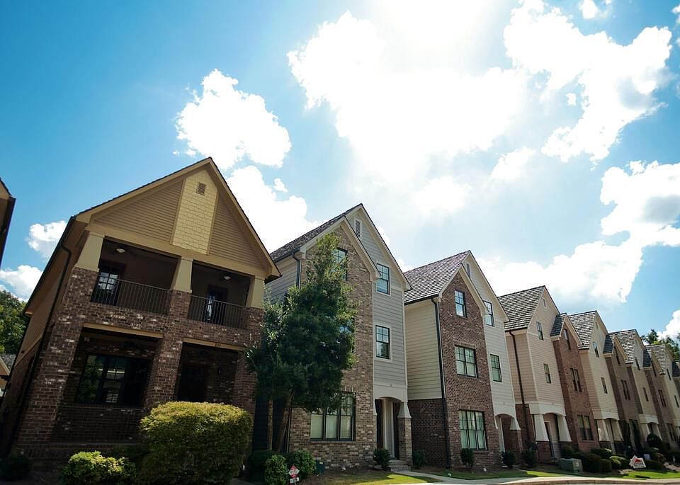 1st image of 109 Hot Spur Ln