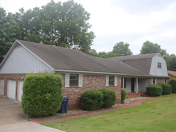 2nd image of 206 S Dogwood St