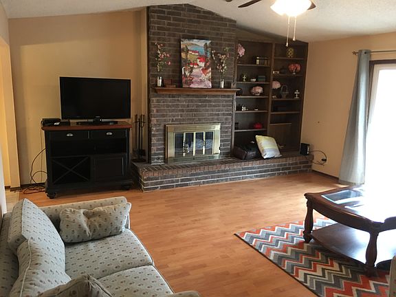 3rd image of 813 N Dryden Cir