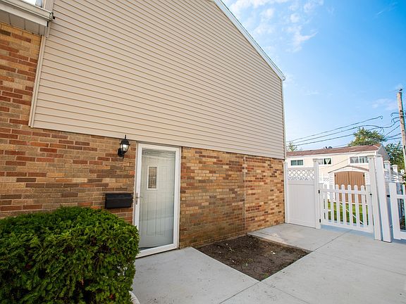 5th image of 9370 N Hamlin Ave