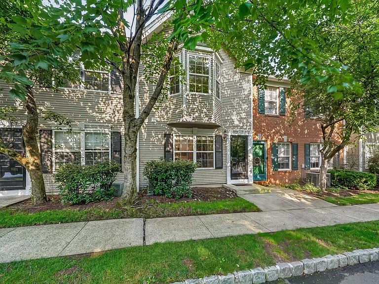 2140 Jordan Ct — Photo 1