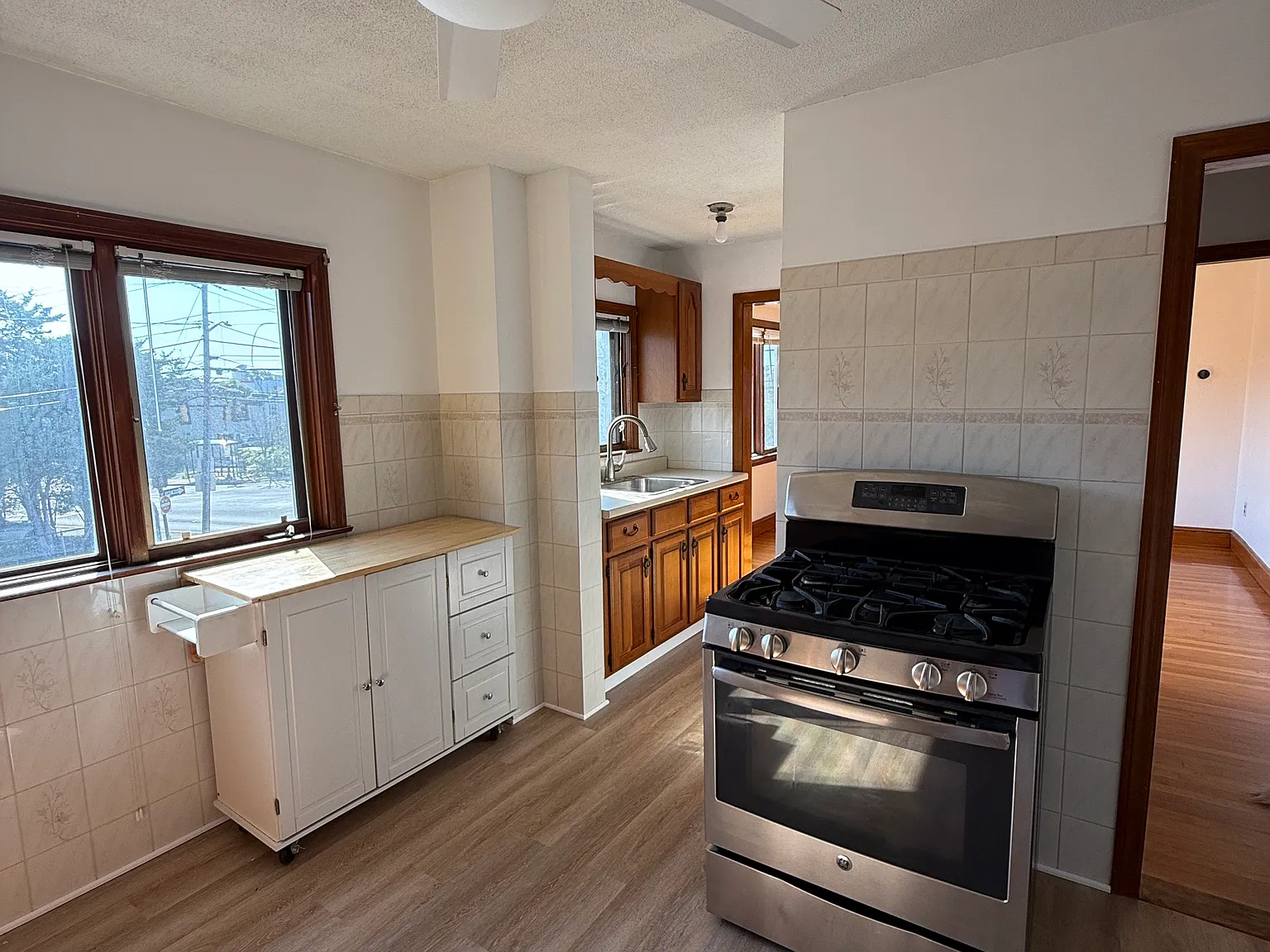 3 bed, 1100 sqft, $3,250 — Photo 3