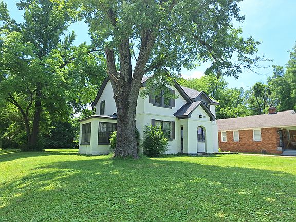 Large corner lot, located across from the University of Memphis