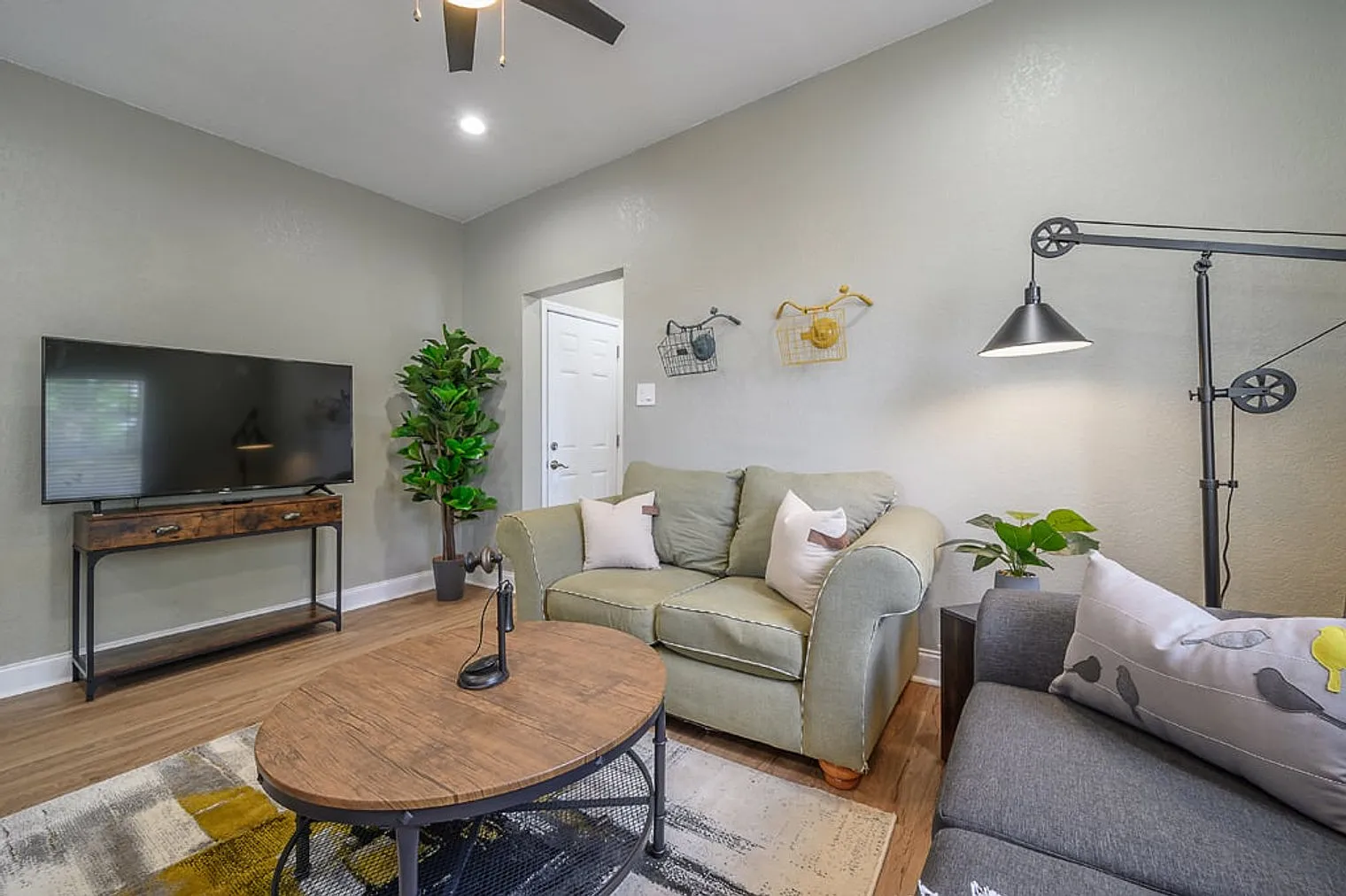 2 bed, 1.0 bath, $3,139 — Photo 2