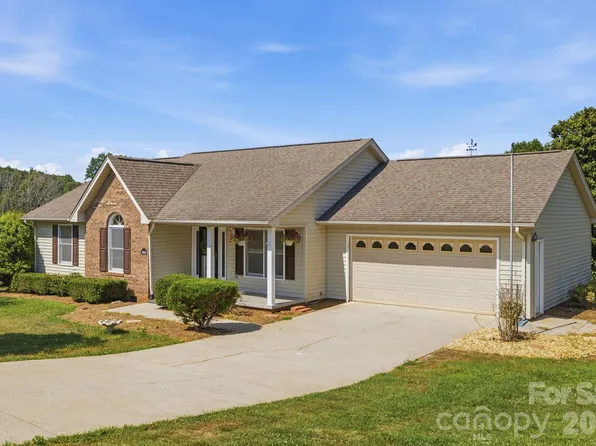 3842 Serenity Dr, Hickory, NC 28602