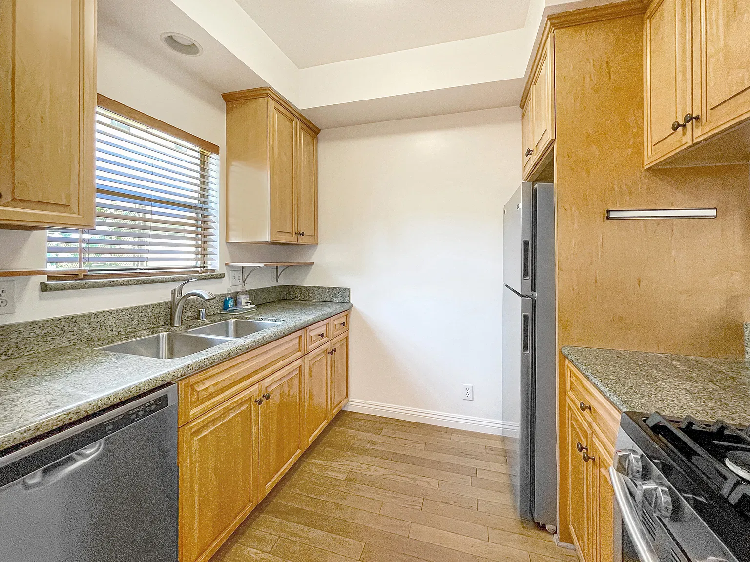 2 bed, 973 sqft, $3,000 — Photo 4