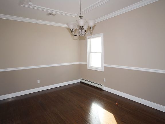 4th image of 390 Oakdale St