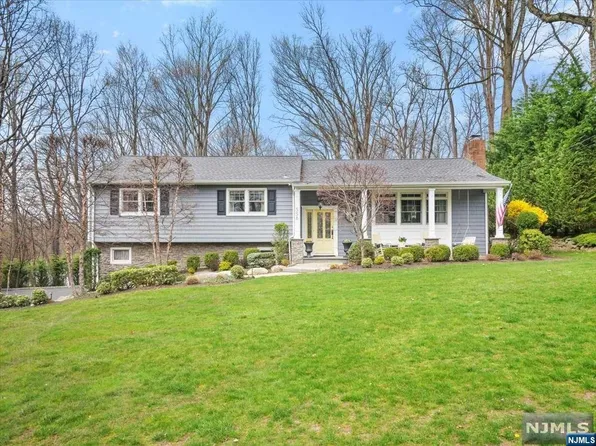 558 Dorchester Dr, River Vale, NJ 07675