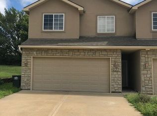 537 NW Fieldcrest Dr, Lees Summit, MO 64081