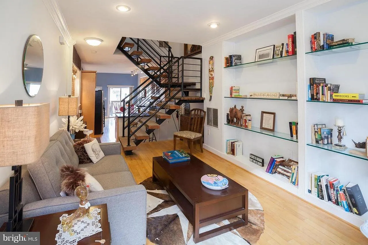 4 bed, 2.5 bath, 2900 sqft, $850 — Photo 2